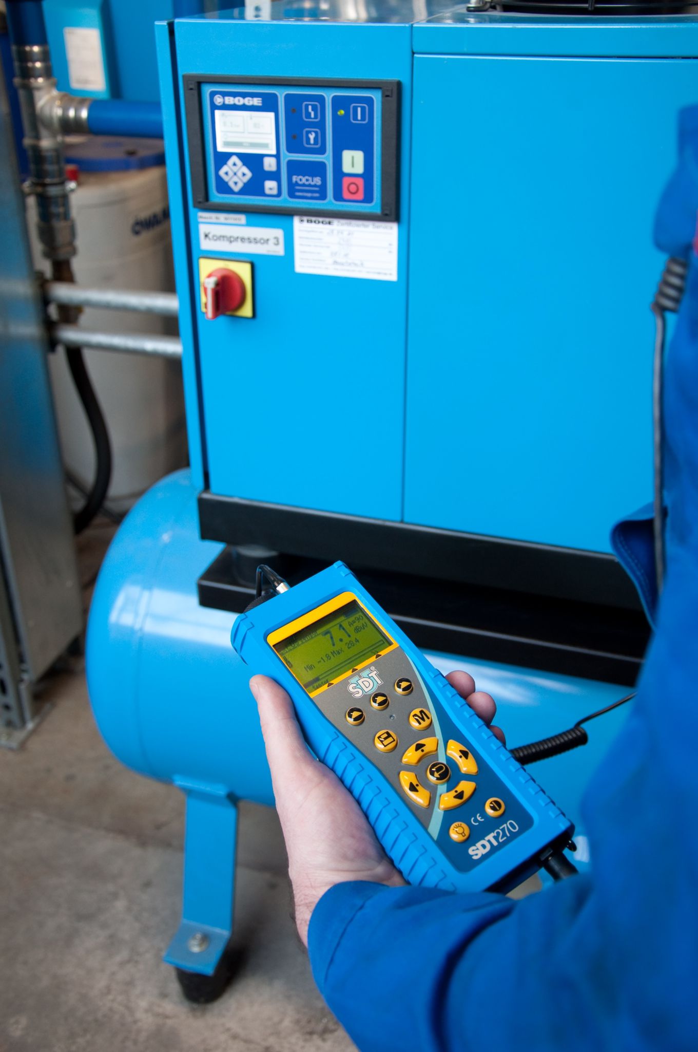 BOGE device monitoring energy use on a compressor machine